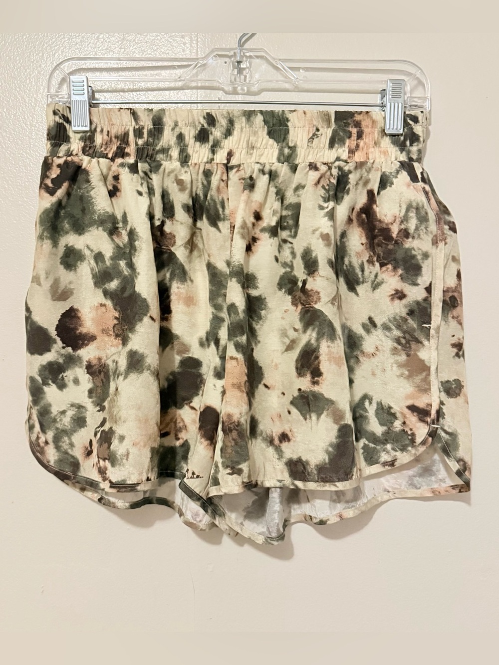 Aritzia Lyocell Tie-Dye Athletic Shorts in Olive & Taupe